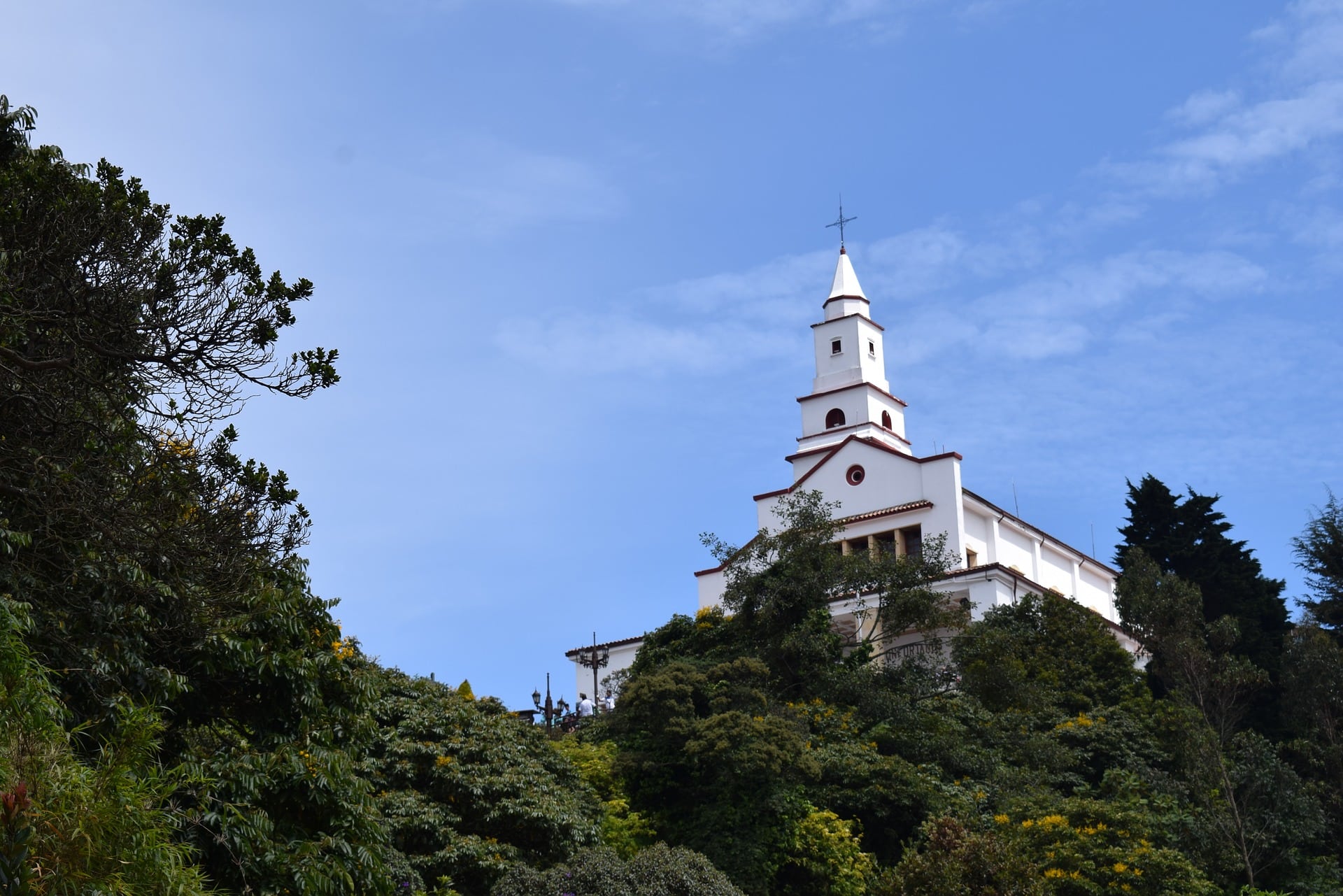 Vista de la iglesia del cerro Monserrate en Bogotá