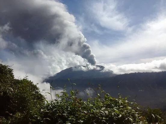 Volcán Turrialba con humo 