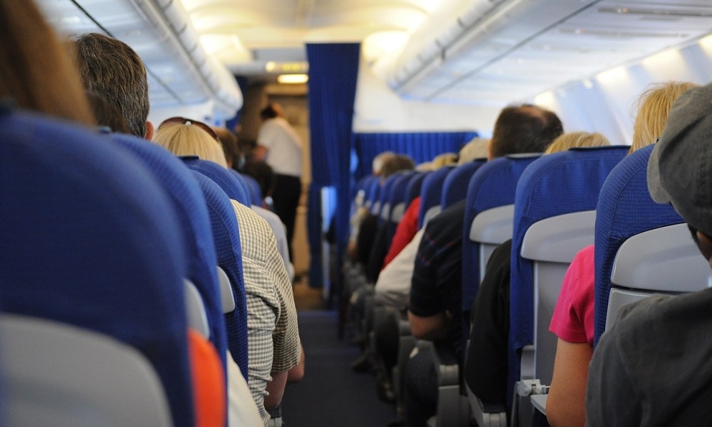 Pasajeros son expulsados de avión por negarse a usar tapabocas - Viajeros  Ocultos