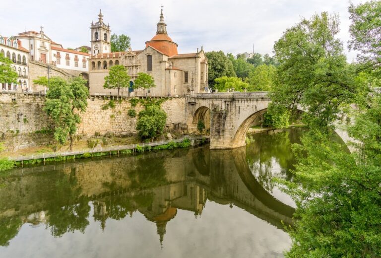 puente y lago en Amarante