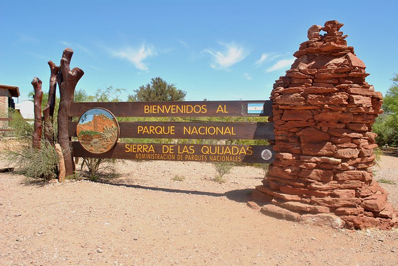 letrero de entrada al parque nacional sierra de las quijadas