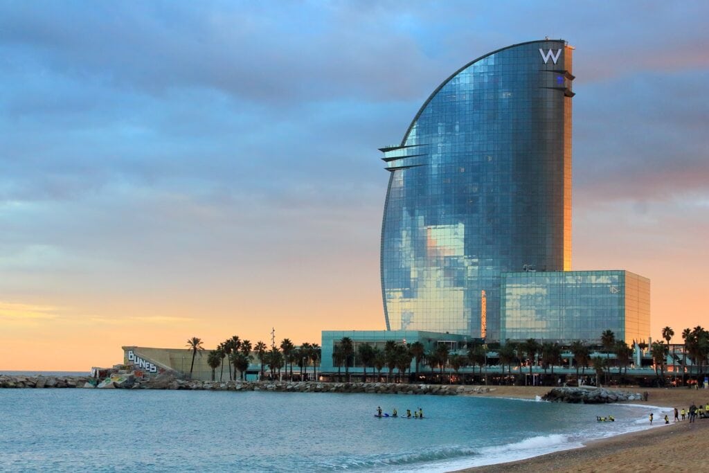 playa y edificio al fondo de Barcelonés