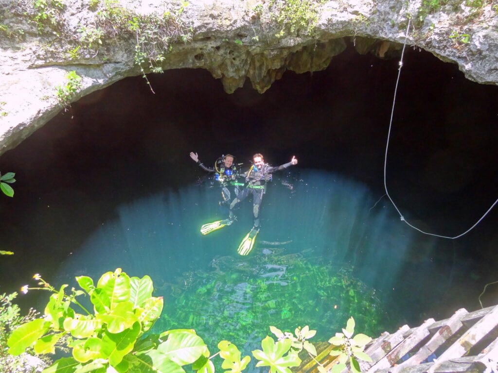 nado en Cenote Calavera