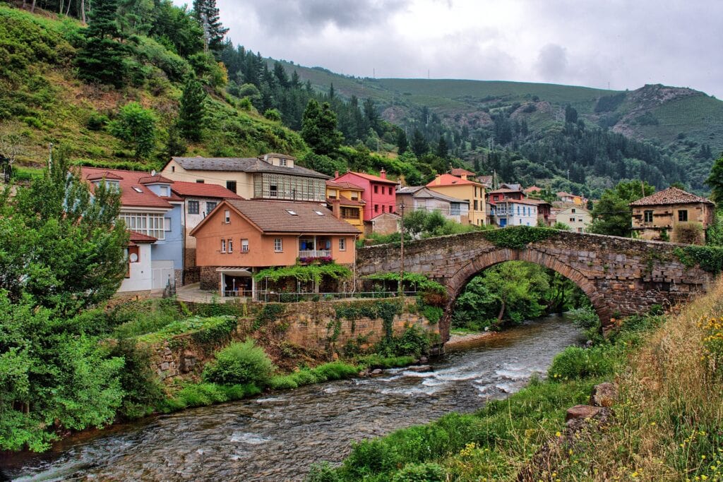 casas coloridas en Asturias