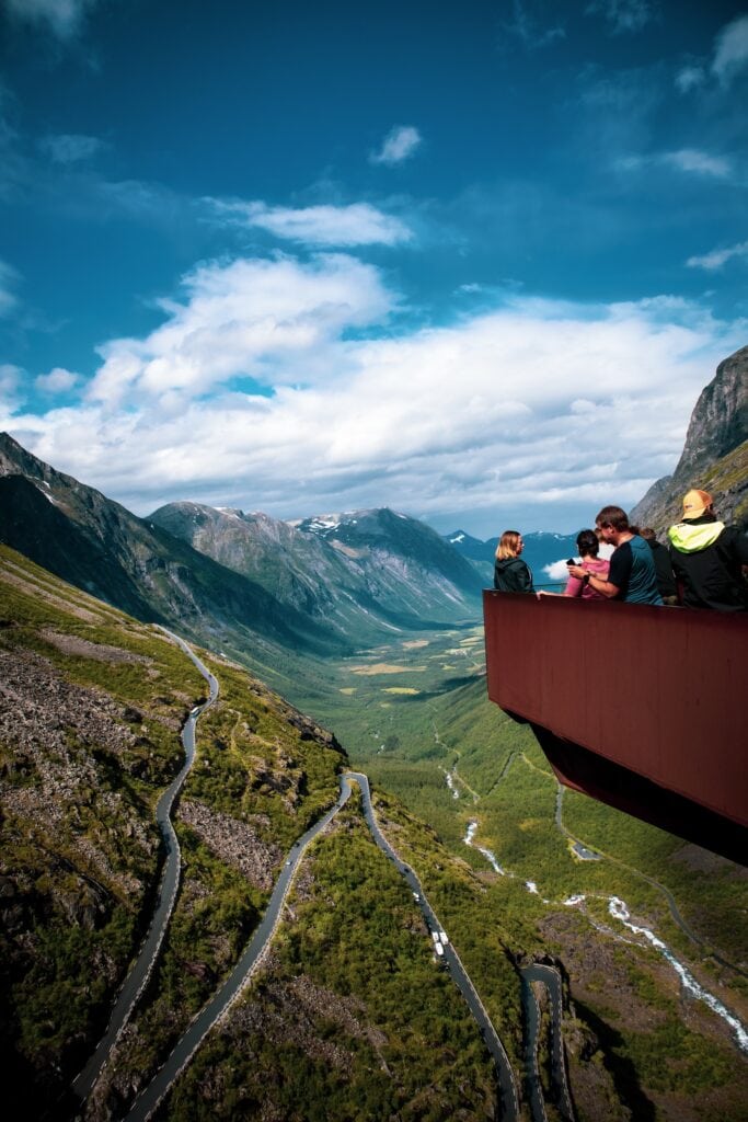por la carretera Trollstigen en Noruega - Viajeros Ocultos