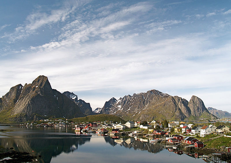 montañas y ciudad en Isla de Moskenesøy