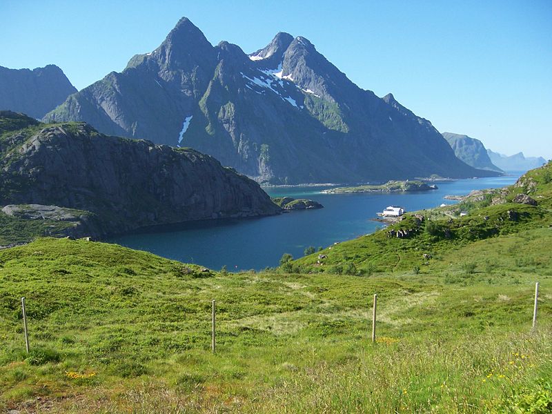 montaña y mar en Isla de Vestvågøy