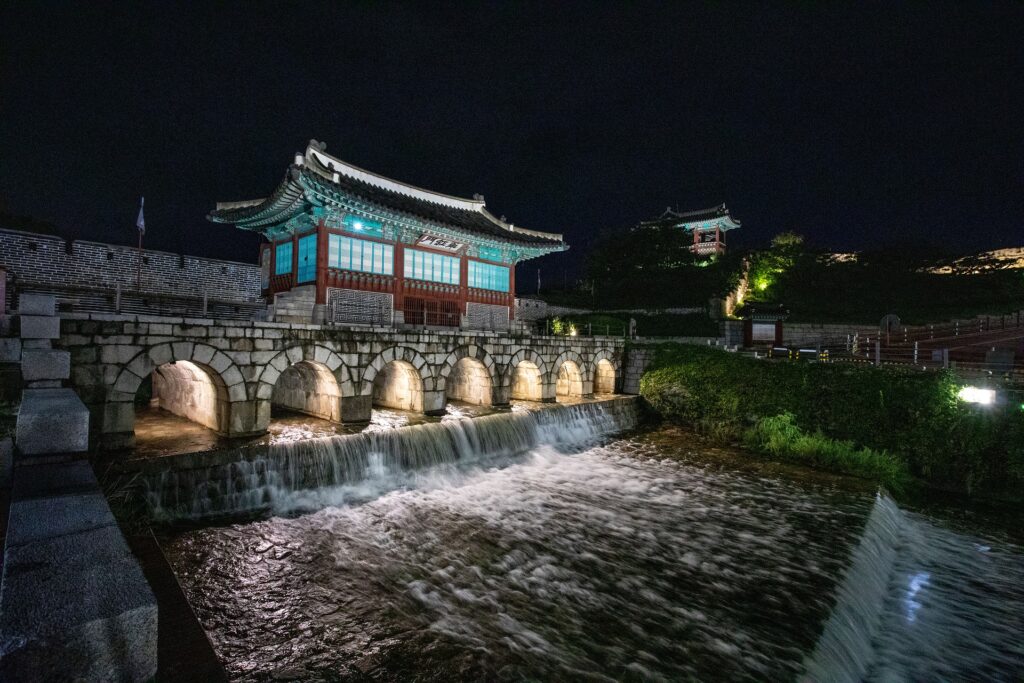 estructura de noche en Hwahongmun (puerta oeste)