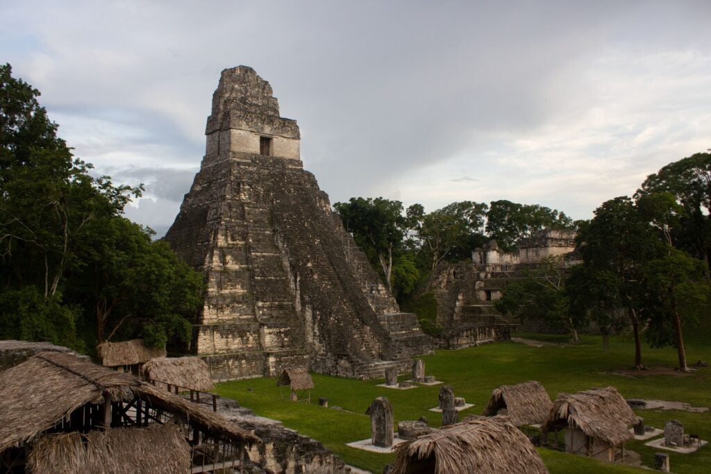 estructuras mayas en Parque Nacional de Tikal 