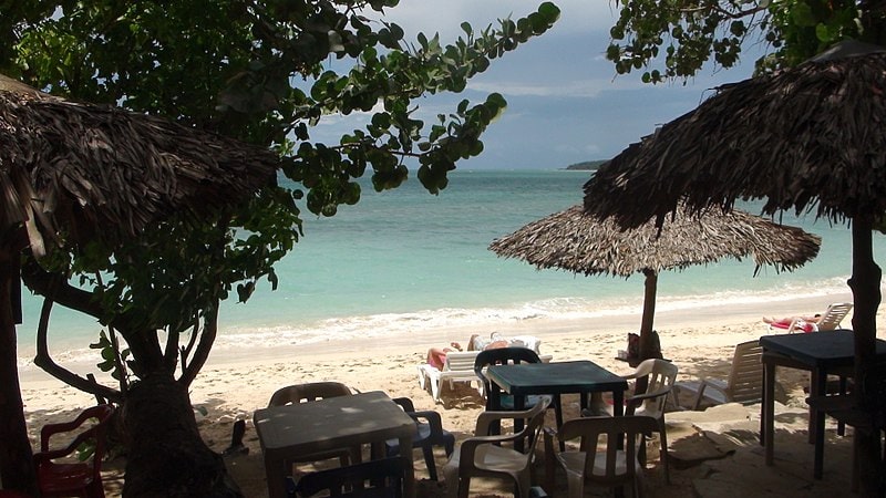 playa y sombrillas en república dominicana