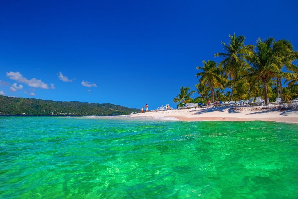 playa, mar y palmeras en república dominicana