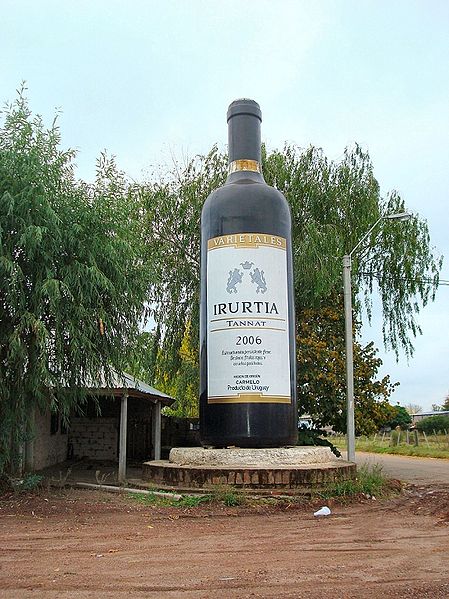 escultura de botella de vino en Bodega Irurtia