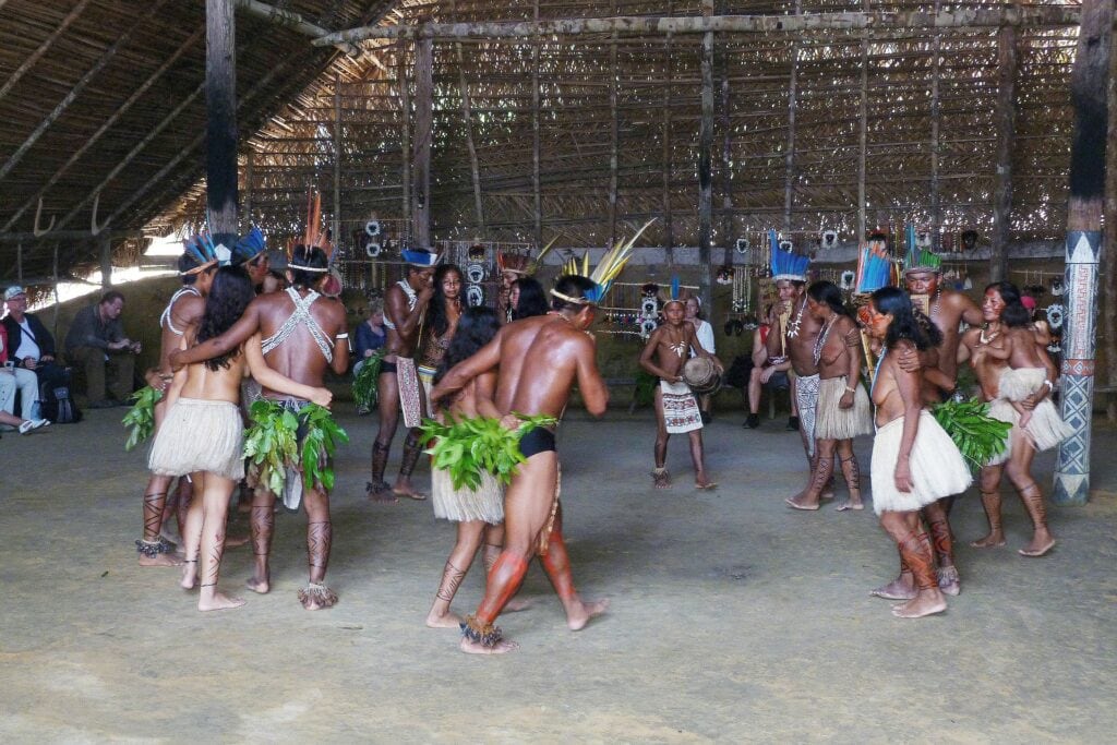 tribu peruana bailando