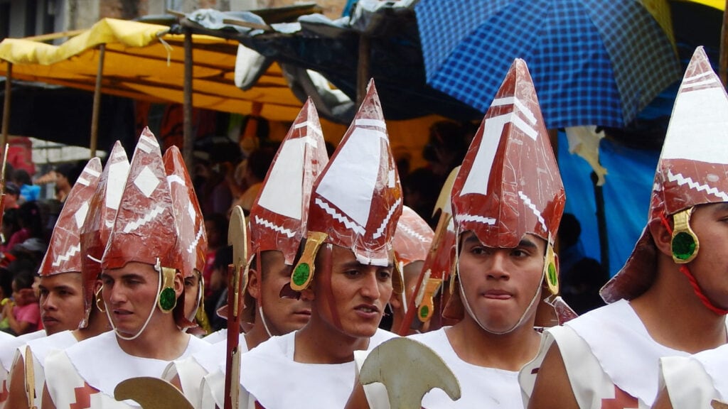 Traje típico de las danzas de la selva en Perú