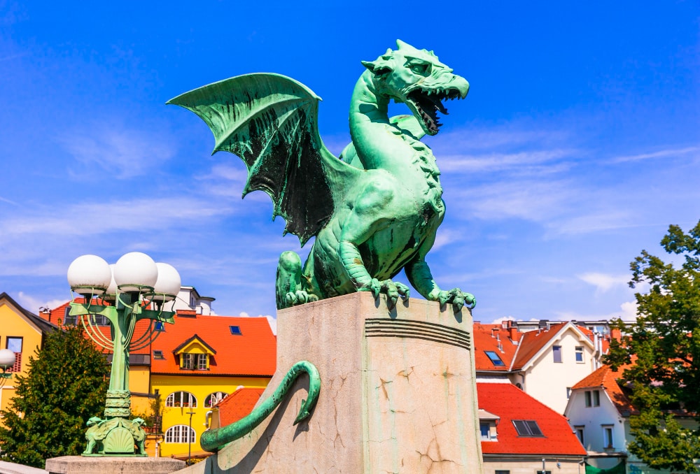 escultura de dragón en puente dragons Liubliana