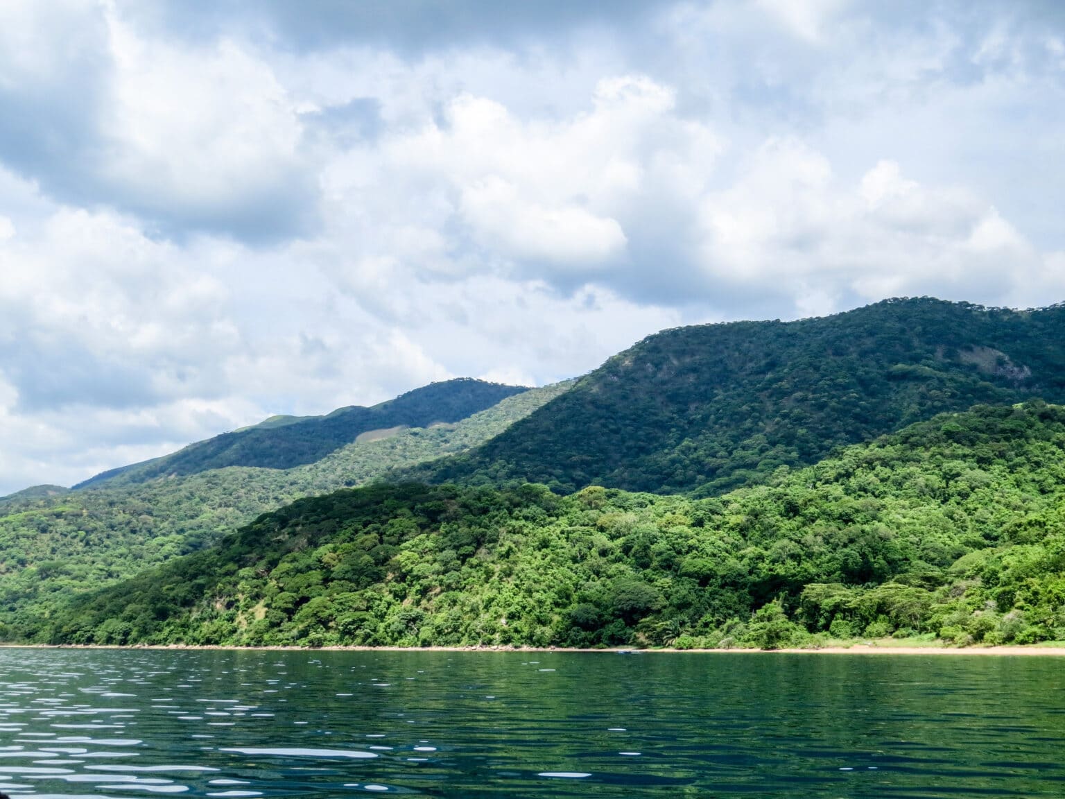 recorrido-por-el-lago-tanganica-tanzania-viajeros-ocultos
