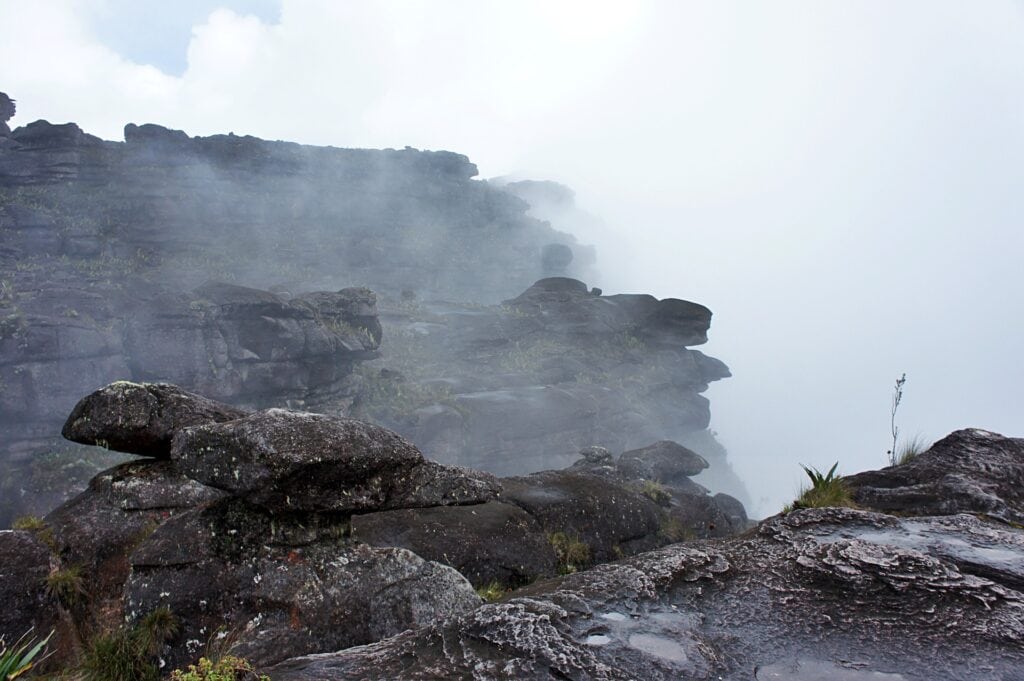 neblina y roca en Parque Nacional Canaima