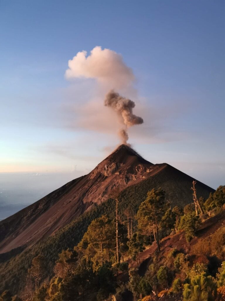 cima y humo del Volcán Acatenango