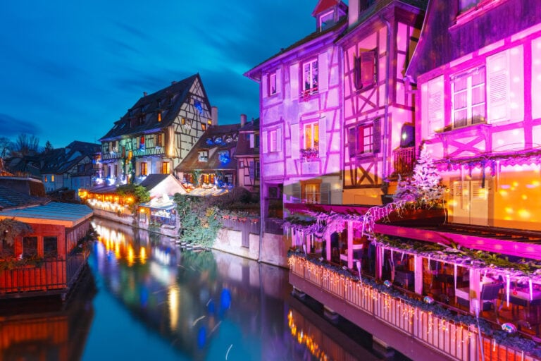 vista de casas iluminada de Colmar