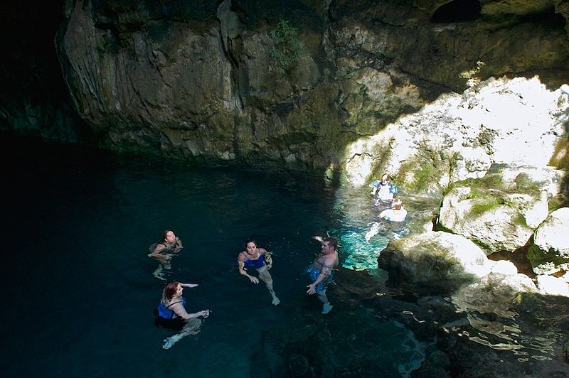 Personas bañandose en el Cenote Yaal Utzil