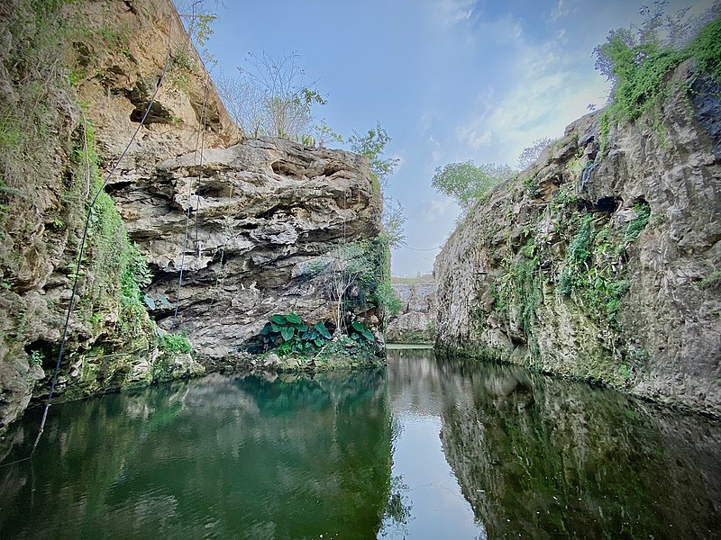 Vista del Cenote de Santa Bárbara