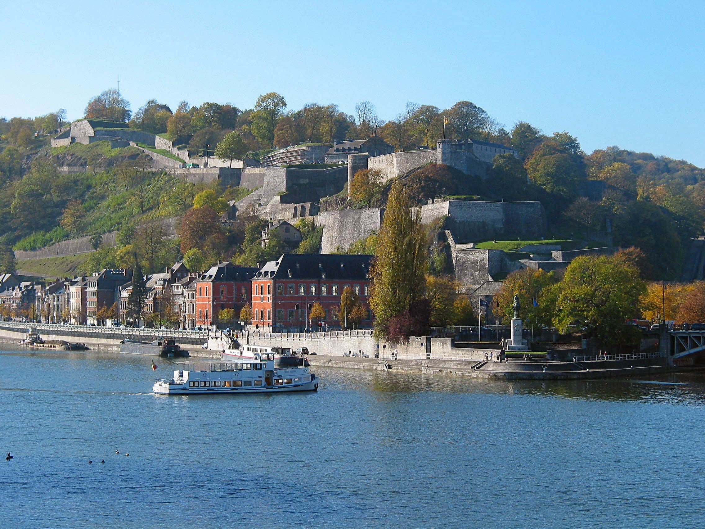 vista de muelle y ciudad de Namur