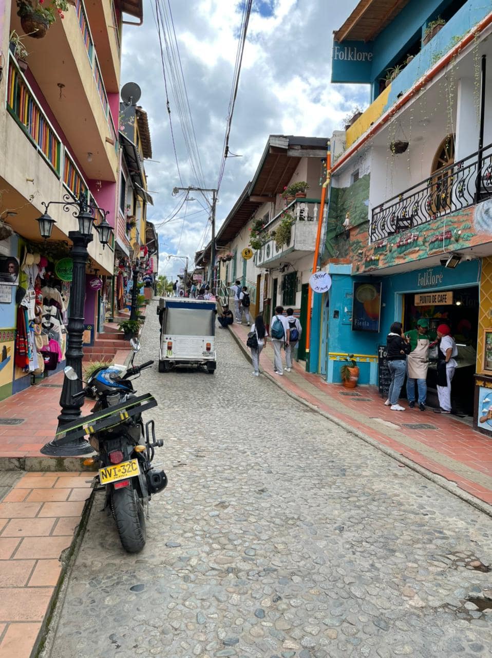 calles con artesanías en guatapé 