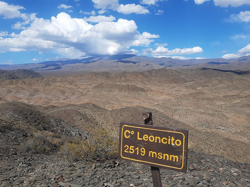 cartel y montañas en Parque Nacional El Leoncito