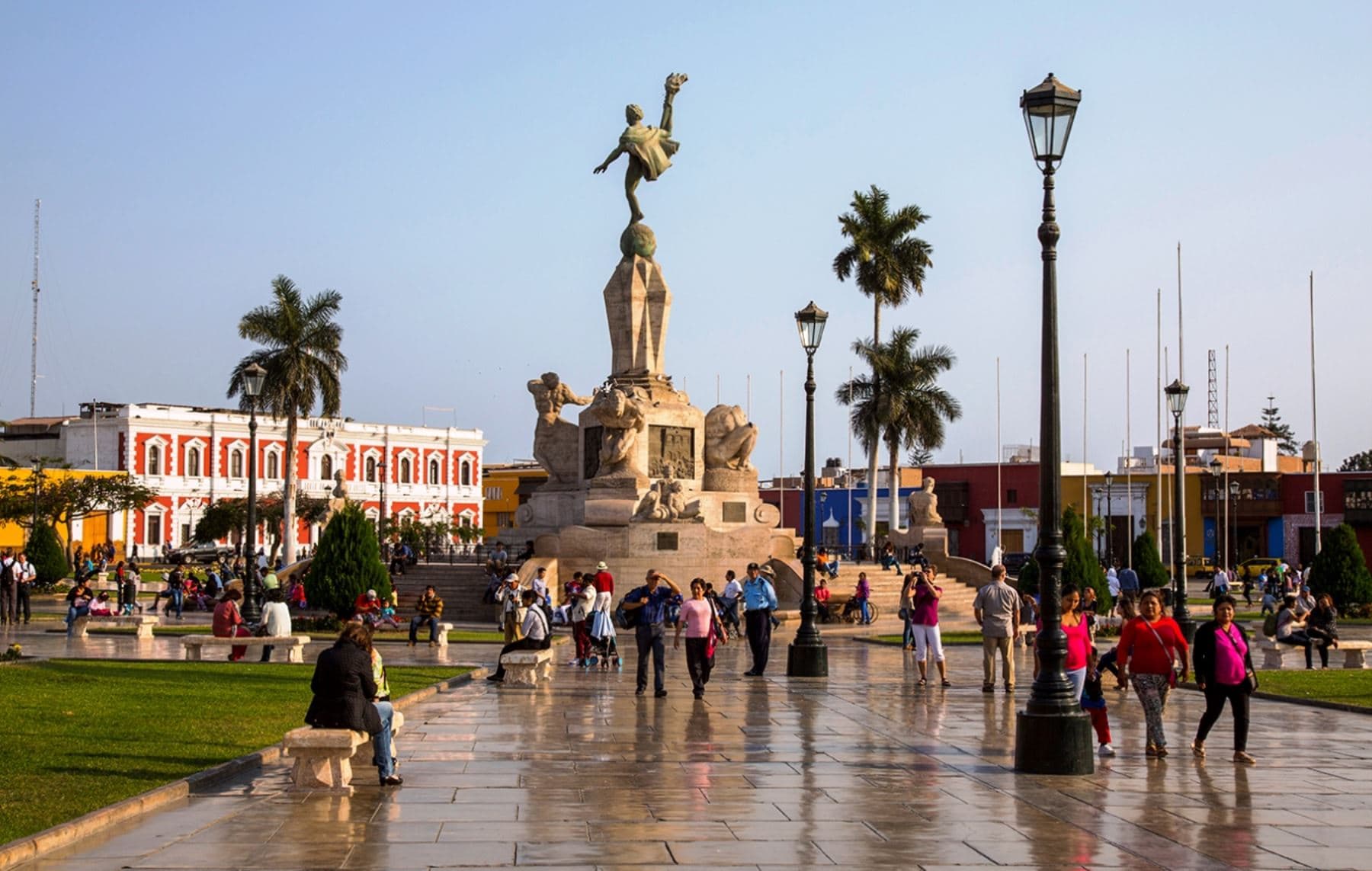 Plaza-de-Armas-de-Trujillo-Perú
