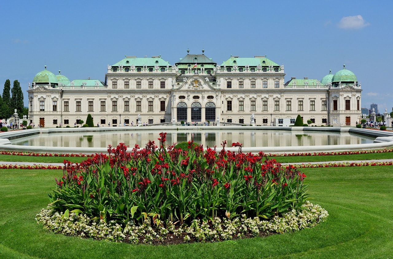 jardín y fachada de Palacio Belvedere