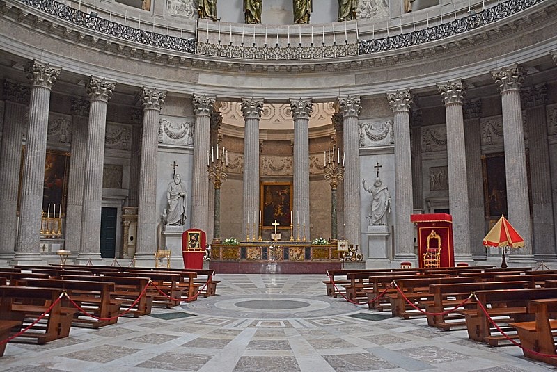 interior de la Real Basílica Pontificia de San Francesco da Paola