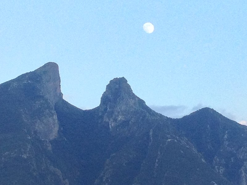 luna en el Cerro de la Silla
