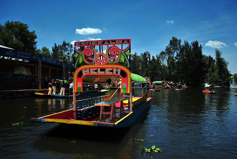 bote colorido en Canales de Xochimilco