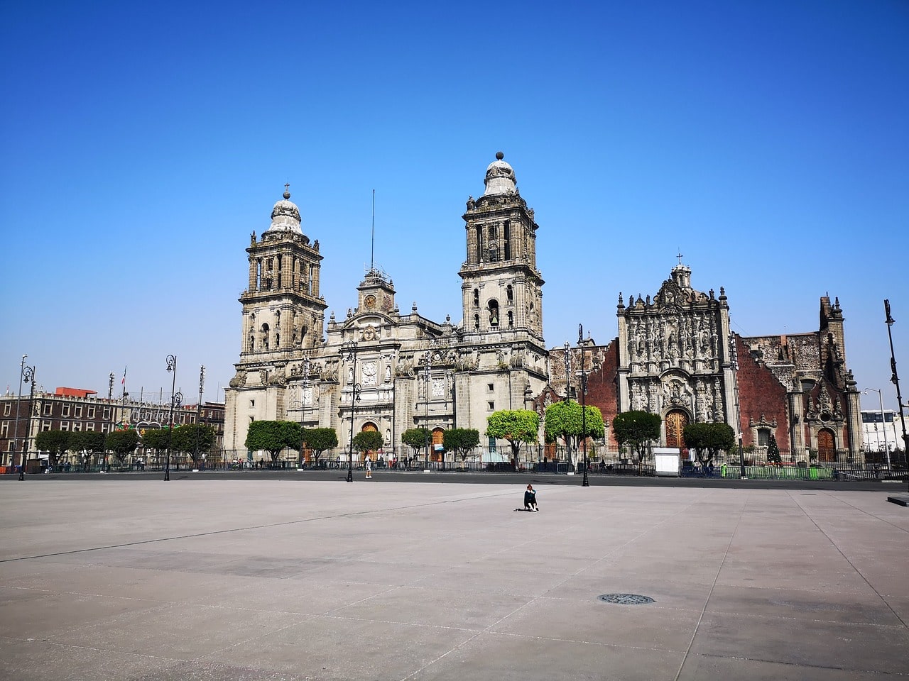 fachada central y plaza de catedral en ciudad de méxico