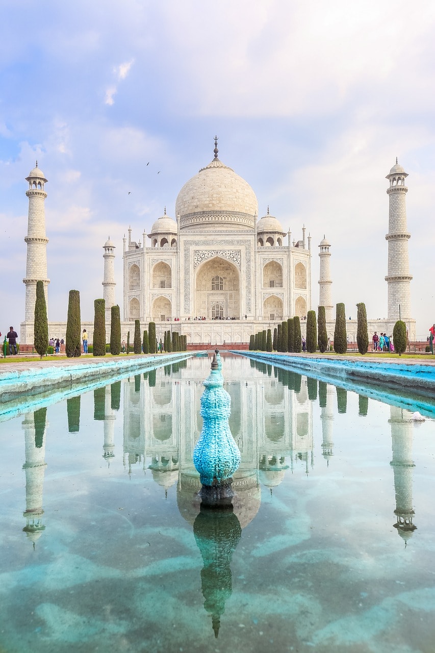 fachada y fuente del Taj Mahal