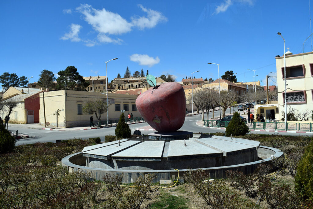 Escultura de manzana en Midelt
