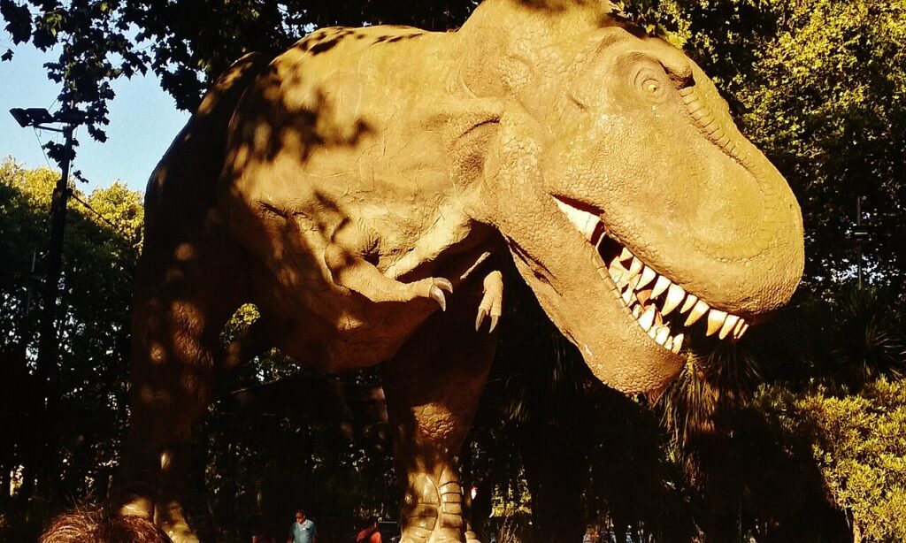 Dinosaurio en la plaza Acevedo Concepción Chile