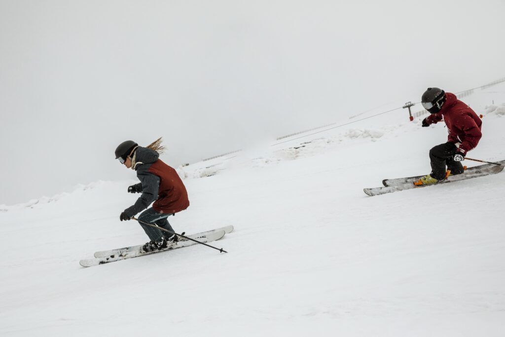Personas esquiando en la nieve en Michlifen Ifrane