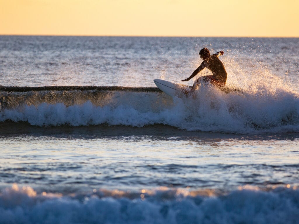 Surfista en Matanzas Chile