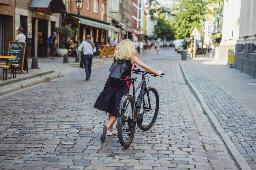 Mujer en bicicleta en Halmstad
