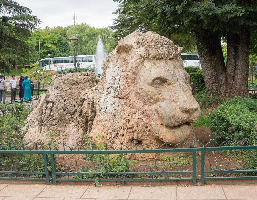 Estatua del Leon en la plaza de Ifrane Marruecos