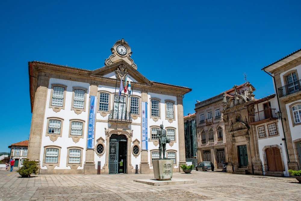 ayuntamiento en la plaza central de chaves portugal