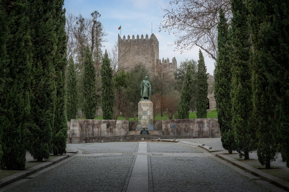 castillo de guimaraes y estatua del rey afonso henriques 