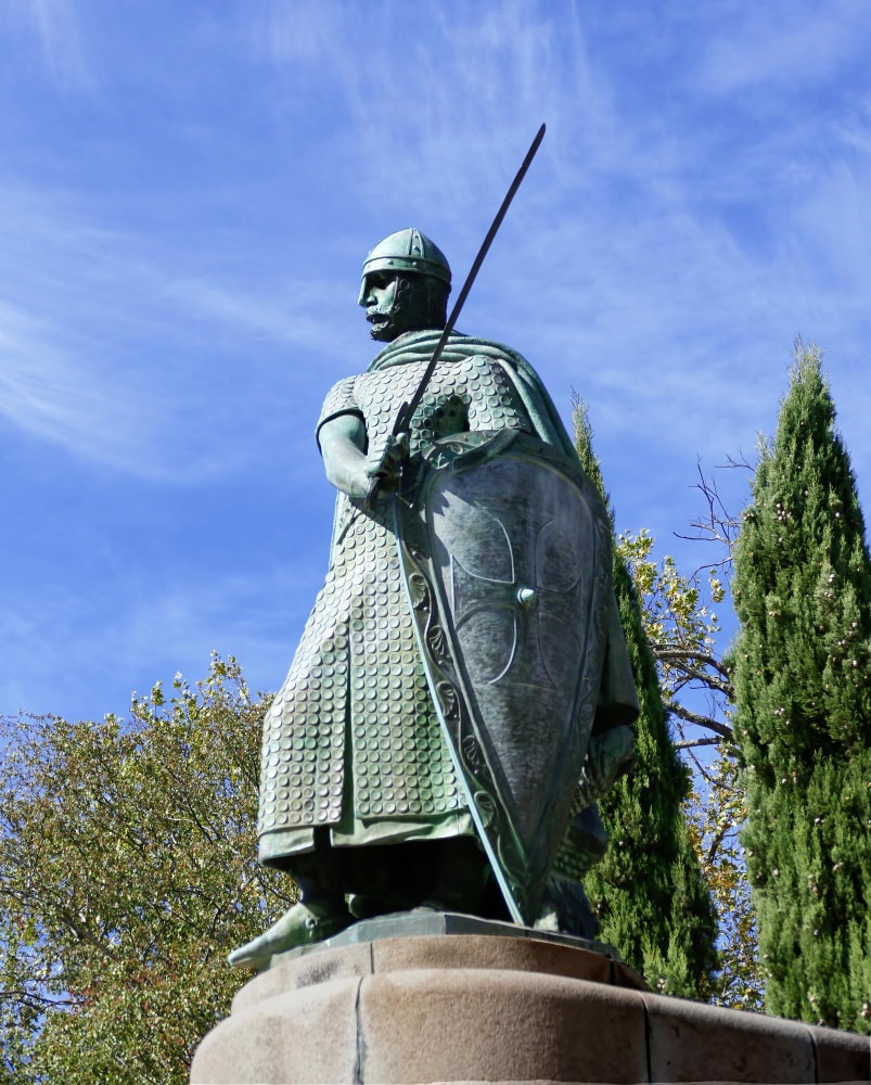 estatua del rey afonso henriques fundador de portugal guimaraes