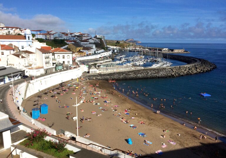 playa y muelle de Angra do Heroísmo